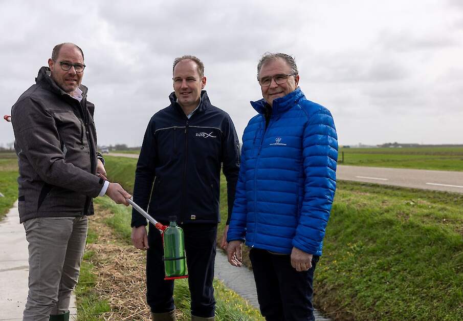 Tijdens een symbolisch moment aan de waterkant namen gedeputeerde Arno Vael, bestuurder Hendrik Jan ten Cate (ZLTO) en bestuurder Wim van Gorsel (Waterschap Scheldestromen) gezamenlijk een watermonster.