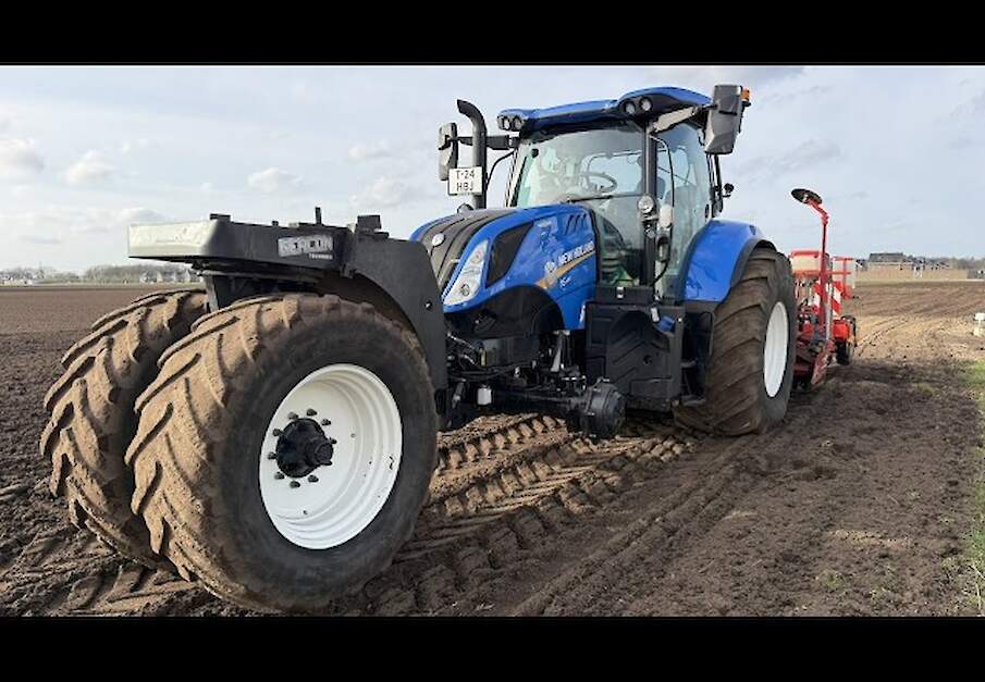 New Holland T6180 Trike zaait uien!  T7.245 met Lemken Karat  & Imants Culter