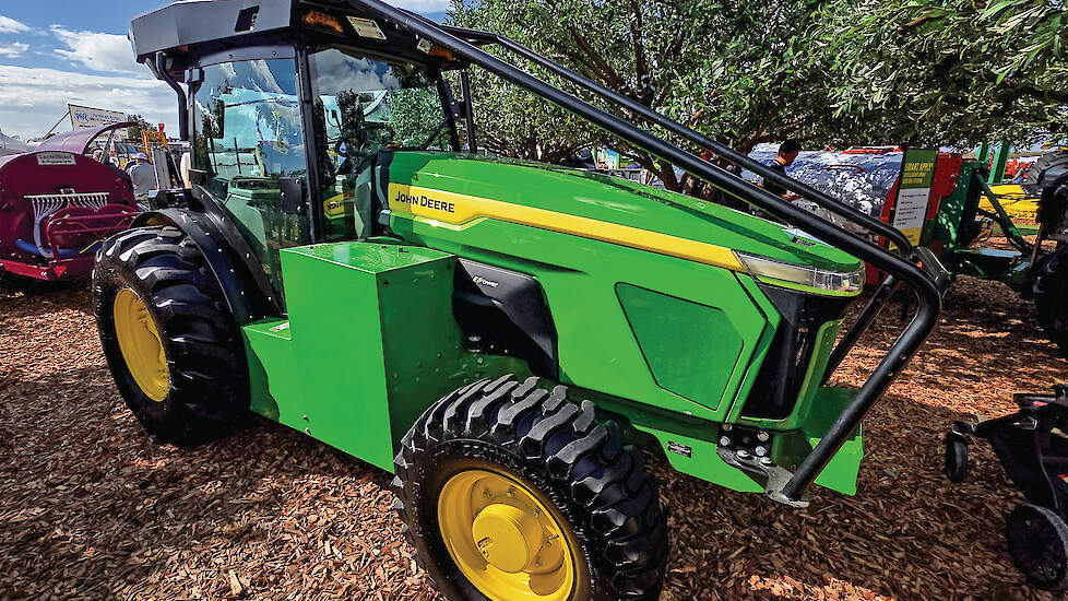 In 2027 wil John Deere een beperkt aantal van deze E-Power-trekkers aan belangstellende klanten verkopen. In 2028 moeten ze dan onbeperkt beschikbaar komen. De E-Power is een volledig elektrische trekker, op basis van de 5ML. Het zijn trekkers voor de fru