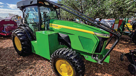 In 2027 wil John Deere een beperkt aantal van deze E-Power-trekkers aan belangstellende klanten verkopen. In 2028 moeten ze dan onbeperkt beschikbaar komen. De E-Power is een volledig elektrische trekker, op basis van de 5ML. Het zijn trekkers voor de fru