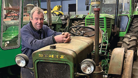Herman Florissen bij een van de trekkers uit zijn collectie