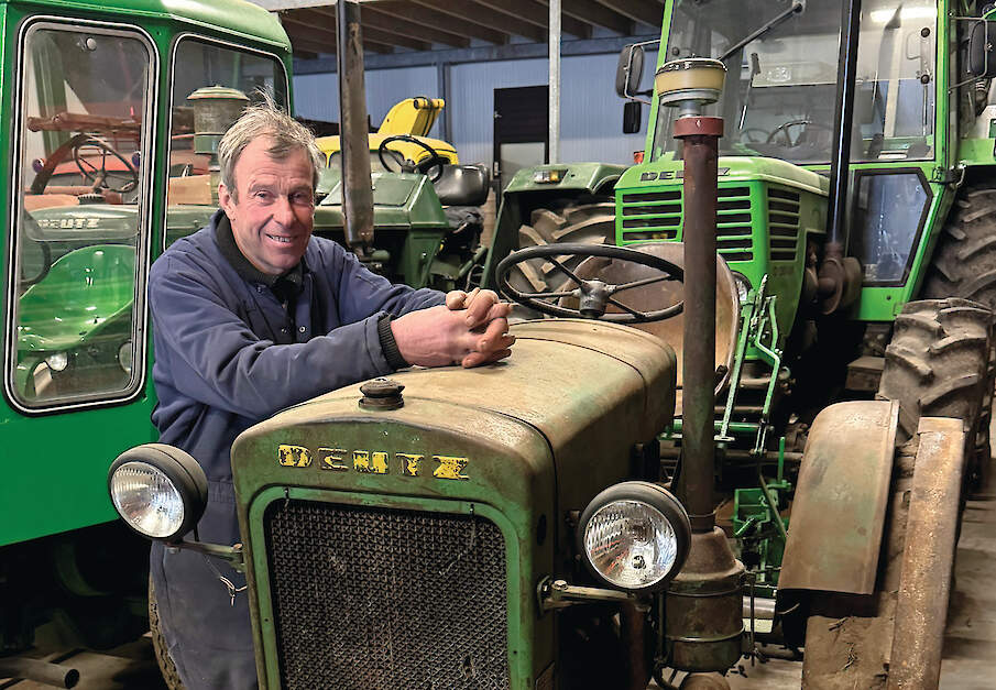 Herman Florissen bij een van de trekkers uit zijn collectie