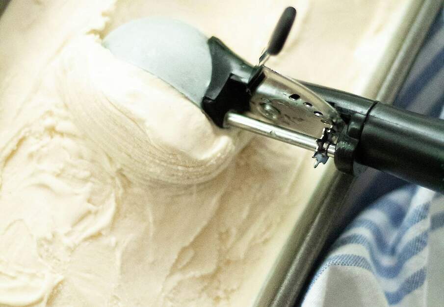 De roomprijs - een van de grondstoffen van roomijs - trekt deze week flink aan.