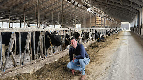 Jan Zeinstra in de melkveestal.