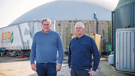 Johannes van de Veen (links) en Anselm Claassen bij de vergister.