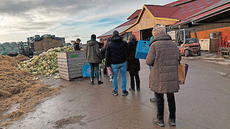 Consumenten in de rij om hun kolen op te halen, Stadsboerderij Almere, Vliervelden.