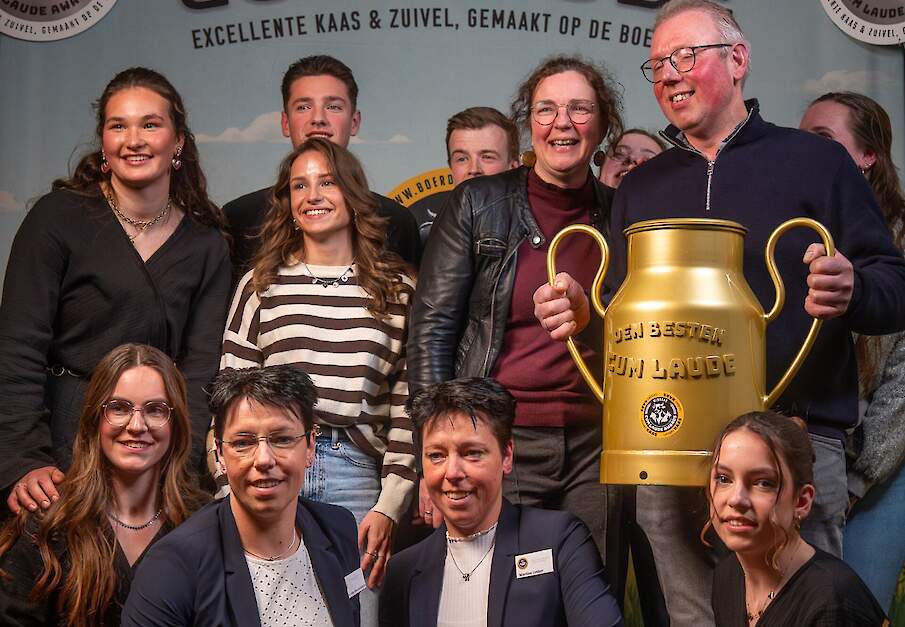 Het team van zuivelboerderij Noordam CV uit Hellouw (GD) maakt volgens de keurmeesters de beste kaas van de boerderij van Nederland.