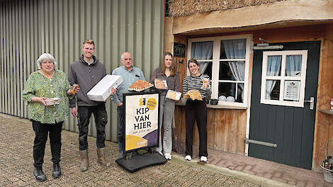 Ans, schoonzoon Timo Buunk, Hennie, Anne en Judith Roelvink voor hun boerderijwinkel.