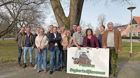 Een bustoer over de gevolgen van natuurbeleid werd afgesloten met een groepsfoto in Bruinehaar (OV).