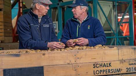 Cor Eldering en Hans Schalk bij een bewaarkist met aardappelen