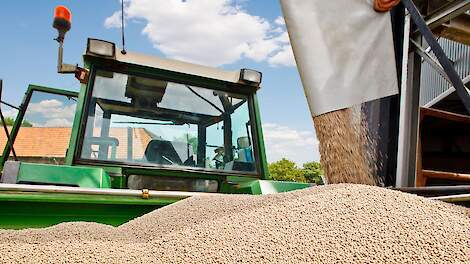Nutramon loopt uit silo in strooier