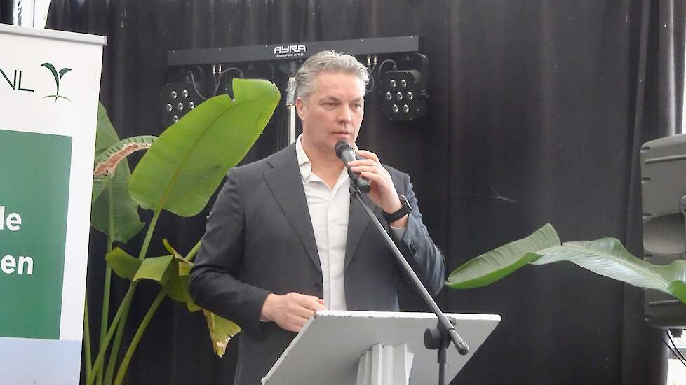 Voorzitter Nico Stuijt spreekt tijdens de jaarbijeenkomst van CropLife NL