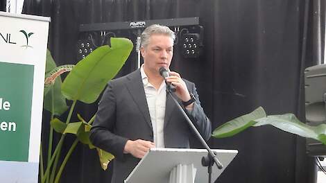 Voorzitter Nico Stuijt spreekt tijdens de jaarbijeenkomst van CropLife NL