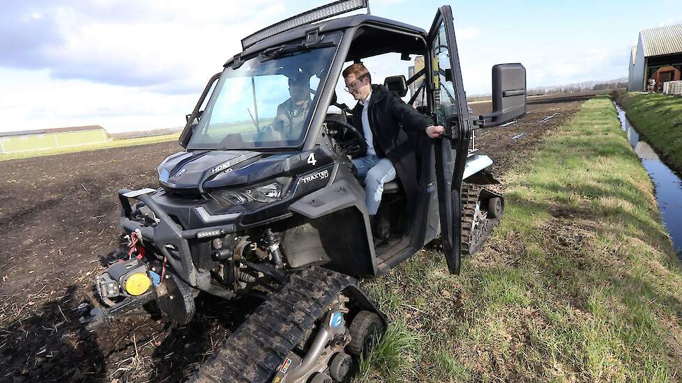Landbouwminister van Essen neemt een nitraatmonster in Drenthe.