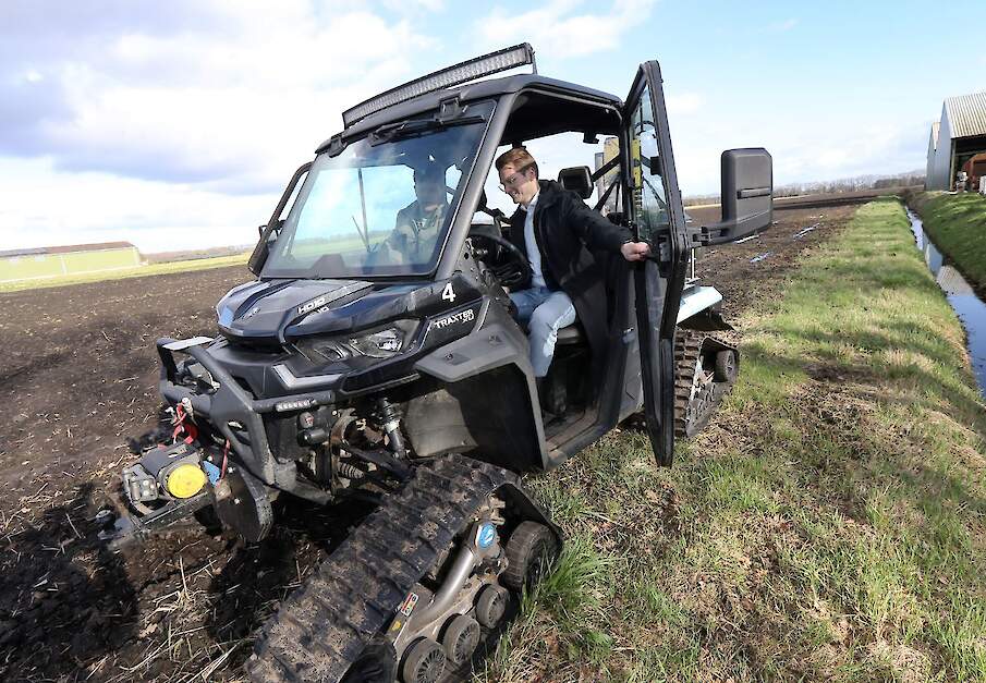 Landbouwminister van Essen neemt een nitraatmonster in Drenthe.