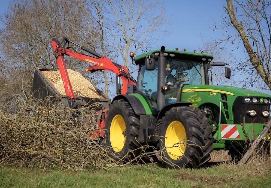Loonbedrijf dekker uit Vriezenveen met John deere`s in de groenvoorziening
