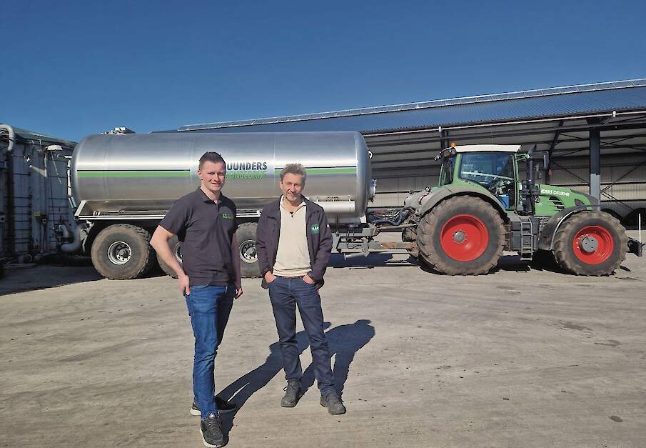 Han Kuunders en John van Paassen vormen het management van Kumac. Een vracht mineralenconcentraat wordt geladen en naar een klant gebracht.