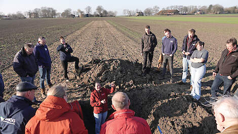 Karin Pepers geeft tekst en uitleg over de verschillende hulpmiddelen waarmee je bodemdichtheid kan meten.