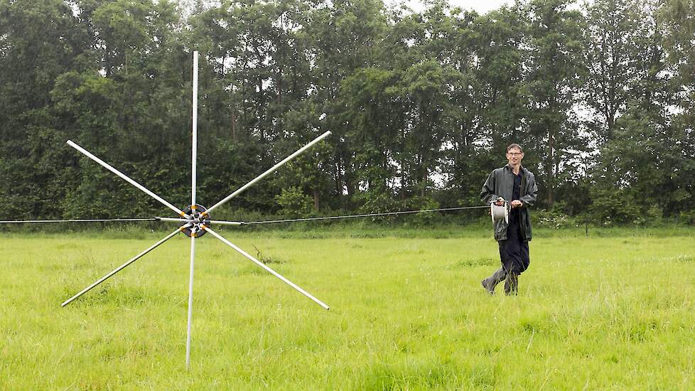 Netwerkdeelnemer Gerben Braakman runt de Agara Hoeve in het Drentse Dwingeloo - NPB