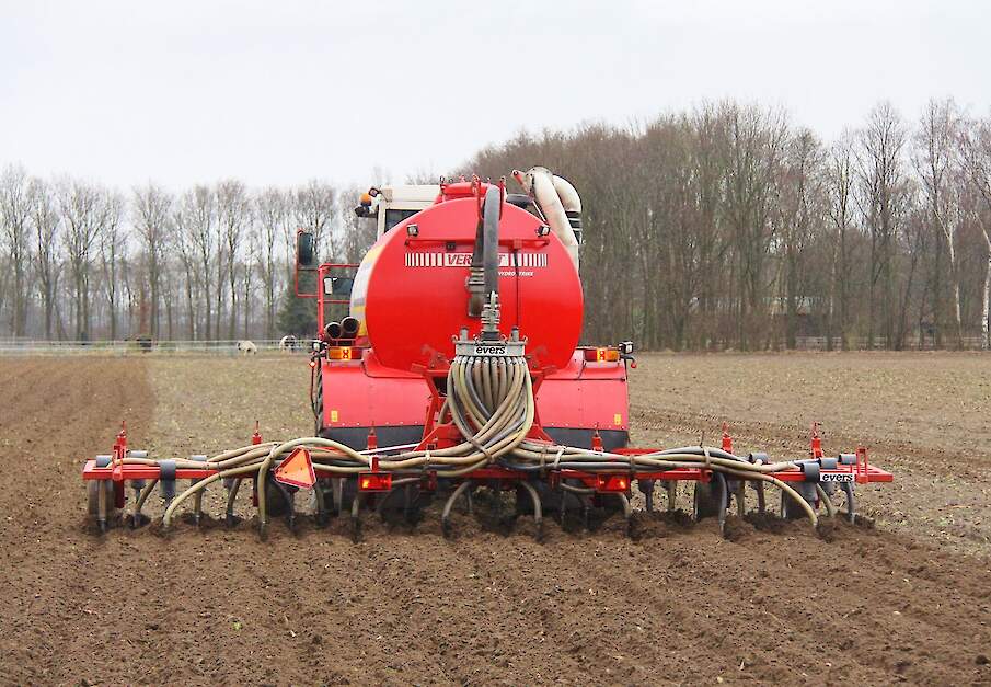 Varkensmest uitrijden bouwland Limburs akkker