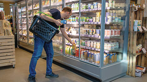 Circa 80 procent van alle Nederlandse biologische melk wordt afgezet als dagverse zuivel, via biologische speciaalzaken en supermarkten.