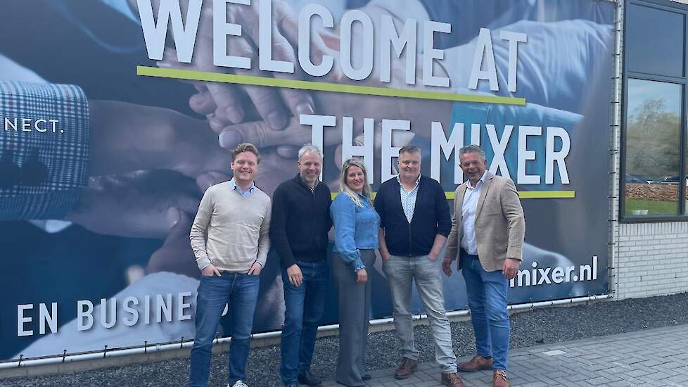 V.l.n.r. Steven Stroet, beleidsmedewerker, Bart Jan Oplaat, Desiree Feddema, Dick Schieven, Ewout Klok