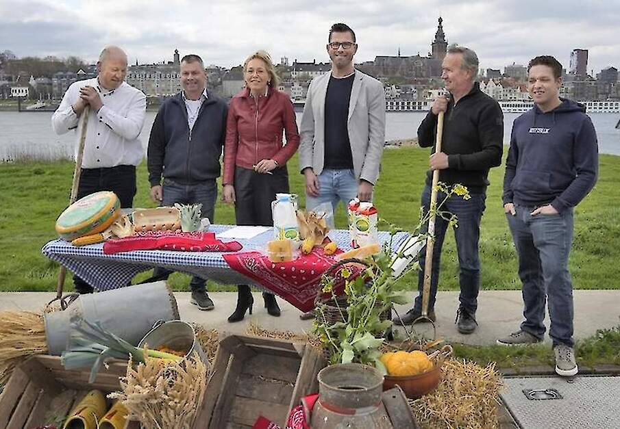 Martien Nillesen (tweede van rechts) op archiefbeeld als &eacute;&eacute;n van de koolstofboeren die helpen de CO2-uitstoot van de Nijmeegse vierdaagse te compenseren.