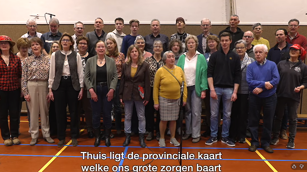 Zingen van een protestlied in Westbroek tegen het UPLG.