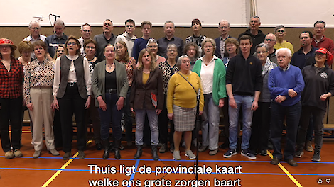 Zingen van een protestlied in Westbroek tegen het UPLG.