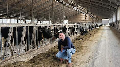 Jan Zeinstra in de melkveestal. Vroeger werd er alleen gras gevoerd. Inmiddels verbouwt hij weer mais en bestaat het rantsoen uit 40 procent snijmais.