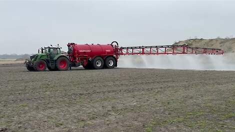 Stuifdektank van Loon- en Grondverzet Bedrijf J.Kamst klaar voor inzet