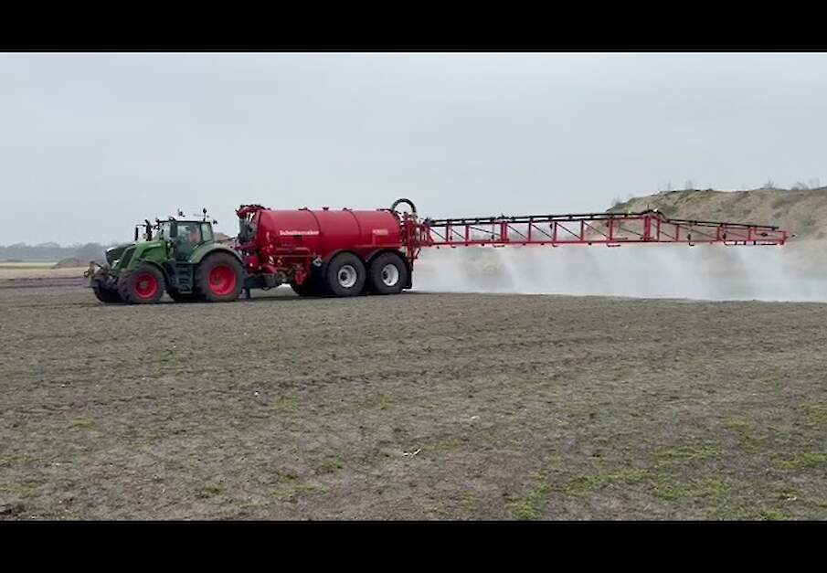 Stuifdektank van Loon- en Grondverzet Bedrijf J.Kamst klaar voor inzet
