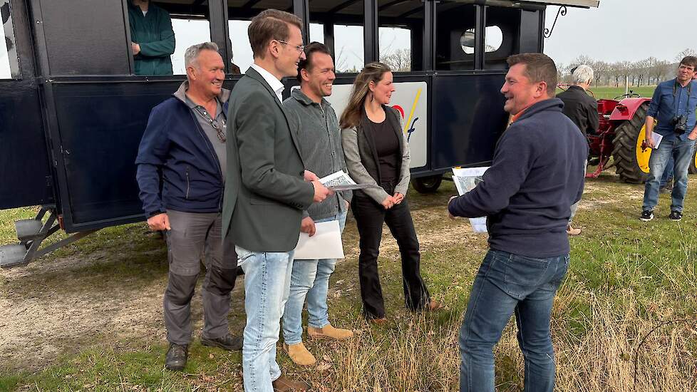 Minister Van Essen bij werkbezoek aan boerderij