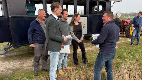 Minister Van Essen bij werkbezoek aan boerderij