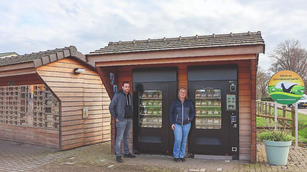 Job en Carla van de Kruijs voor de diepvriesvleesautomaat.