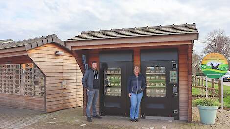 Job en Carla van de Kruijs voor de diepvriesvleesautomaat.