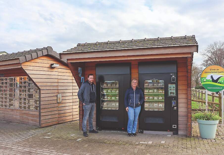 Job en Carla van de Kruijs voor de diepvriesvleesautomaat.