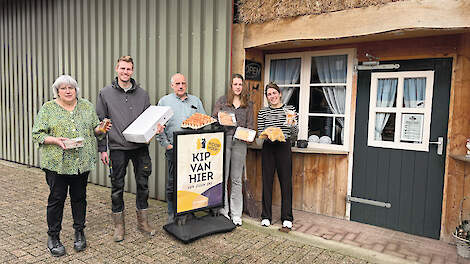 De voormalige garage van opa is omgetoverd tot boerderijwinkel op het erf van de familie Roelvink.