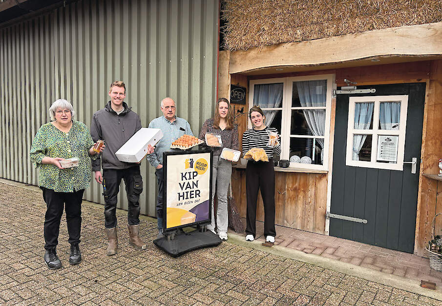 De voormalige garage van opa is omgetoverd tot boerderijwinkel op het erf van de familie Roelvink. V.l.n.r. Ans Roelvink (62), schoonzoon Timo Buunk (25), Hennie (63), Anne (26) en Judith Roelvink (29) voor hun boerderijwinkel in het Achterhoekse Eibergen
