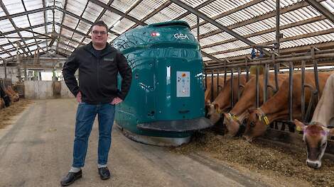 Gijs Winters bij voerrobot in melkveestal