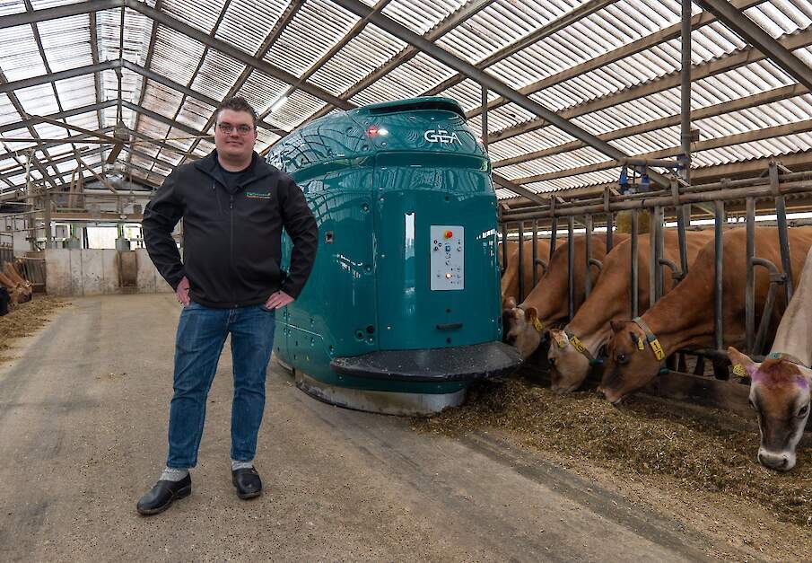 Gijs Winters bij voerrobot in melkveestal