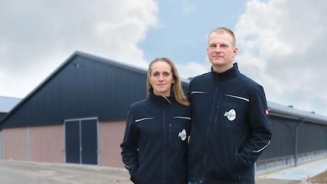 Yvonne en Arjan Meijer voor hun nieuwe stal.