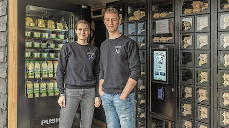 Jessica van Weperen en William van Rozen bij de verkoopautomaten