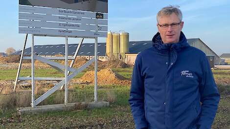 Marc Rensen voor zijn nieuwbouwlocatie voor Beter Leven 1 Ster-kuikens