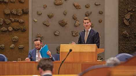 Minister Jaimi van Essen en staatssecretaris Silvio Erkens in debat met de Tweede Kamer.
