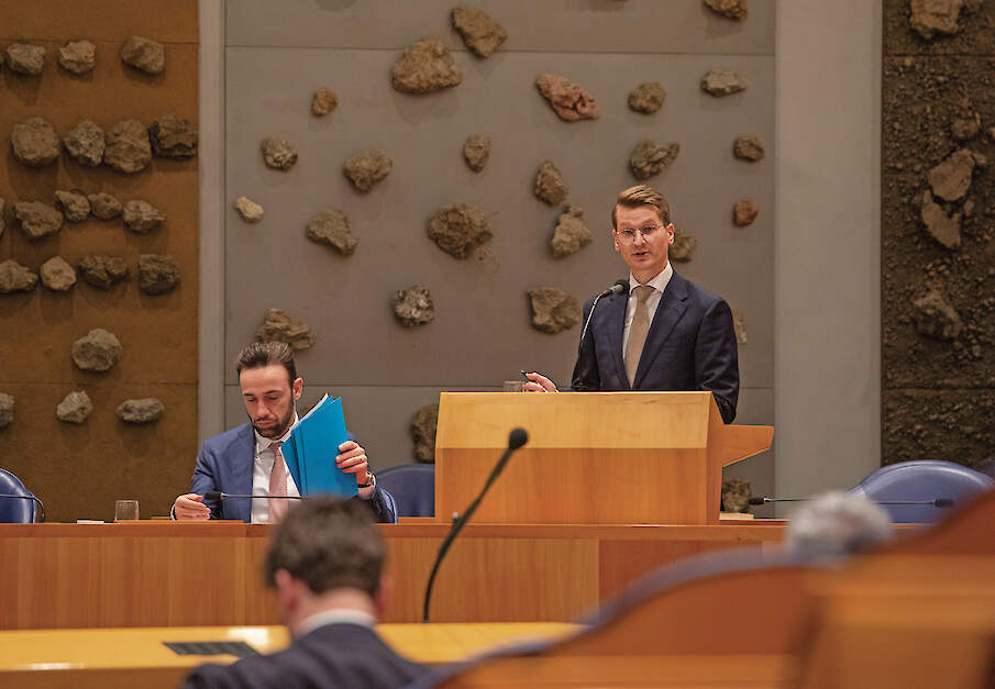 Minister Jaimi van Essen en staatssecretaris Silvio Erkens in debat met de Tweede Kamer.