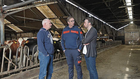 V.l.n.r.: melkveehouder Johan Oosthoek, Ellard Roersma (hoofd Incidentenbestrijding bij Brandweer Nederland) en staatssecretaris Silvio Erkens.