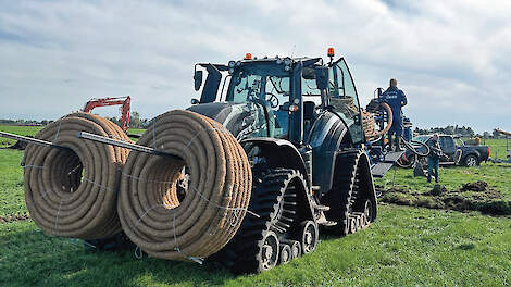 Aanleggen van drainagebuizen voor het waterinfiltratiesysteem (WIS) in de Krimpenerwaard.