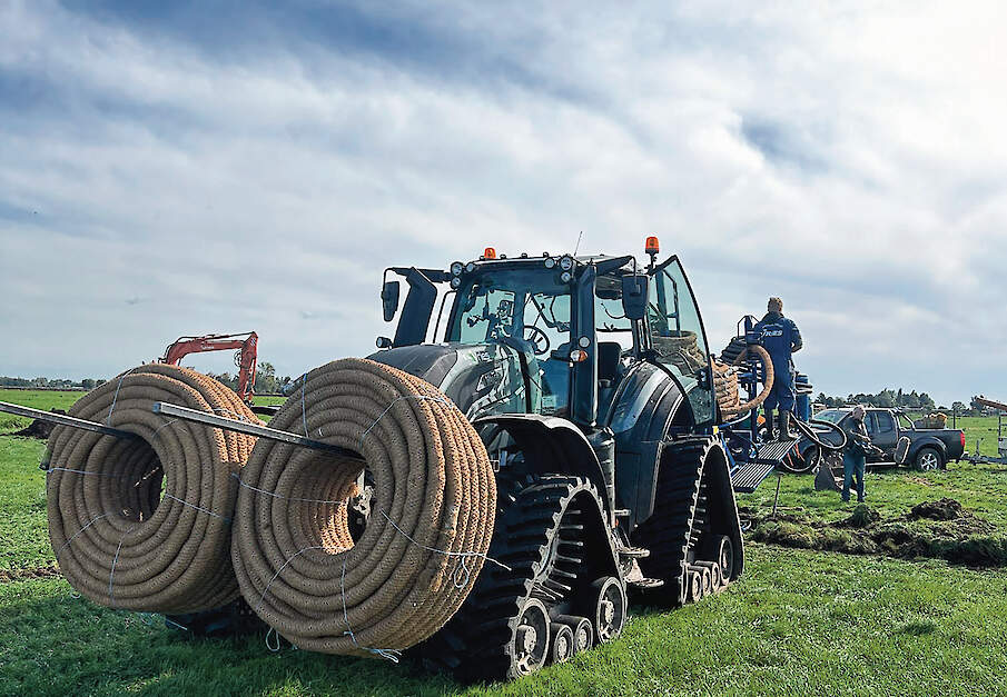 Aanleggen van drainagebuizen voor het waterinfiltratiesysteem (WIS) in de Krimpenerwaard.
