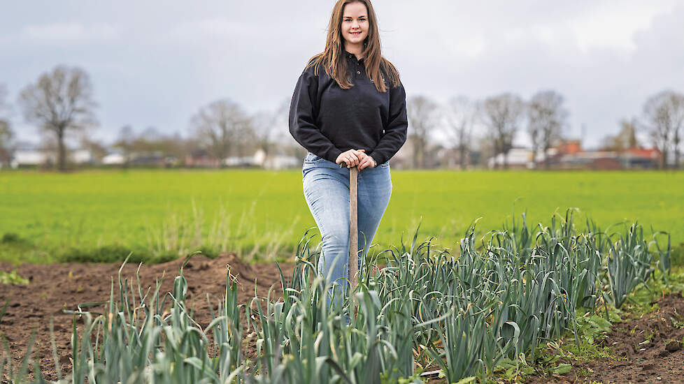 Julia Cornelissen steekt verse prei van haar eigen land.